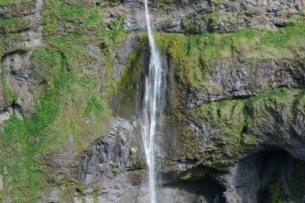 hangandifoss-waterfall-zoom-in