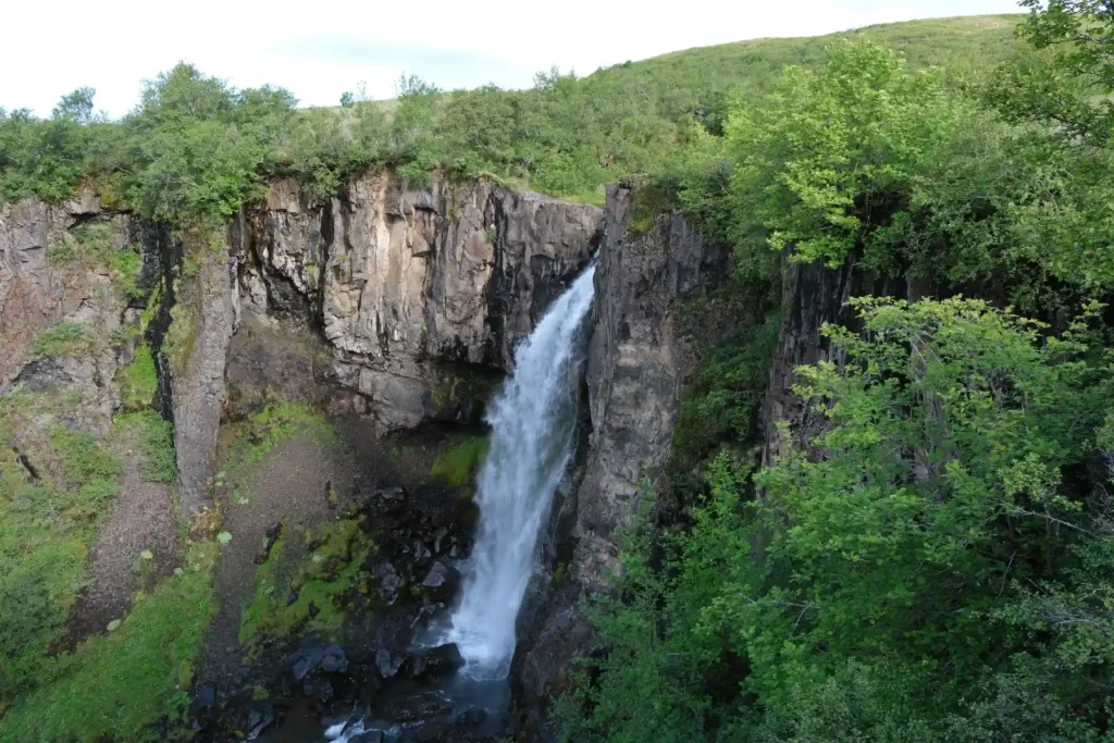 hundafoss-waterfall-from-distance